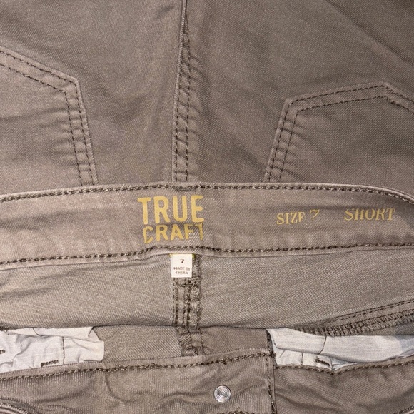 True Craft Olive Green Raw Hem Shorts Size 7 Short - Picture 2 of 4
